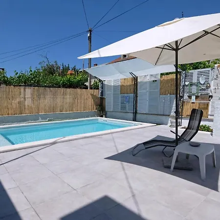 Holiday home Renoviertes In Mit Privatem Pool