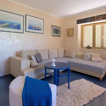 Holiday home Renoviertes In Mit Privatem Pool *