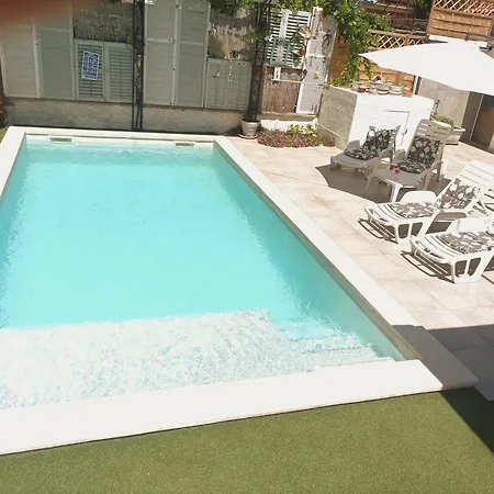 Renoviertes In Mit Privatem Pool Pola