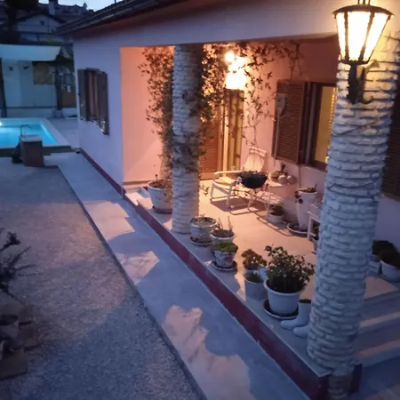 Renoviertes In Mit Privatem Pool